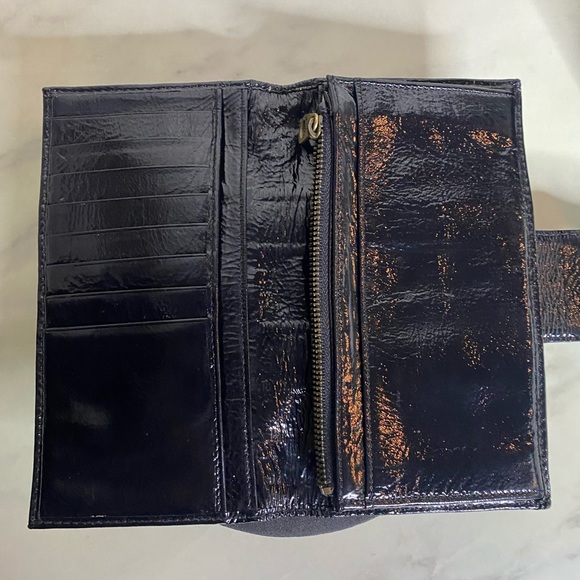 MARC JACOBS wallet. Black. Gold Hardware. Multiple compartments on both sides. - Picture 2 of 7